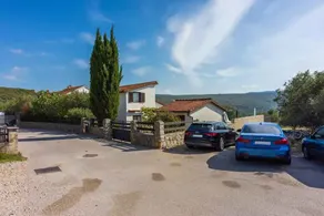 Villa avec piscine entourée de nature méditerranéenne - Image 4