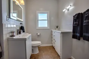 4 BD Entire House Located Close to Downtown and Little Italy! - Image 3