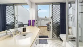 Beautiful Townhouse With Water Views - Image 3