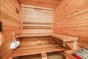 En Komfortabel & Rummelig Feriehus med Smuk Wrap-Around Deck i stille træbevoksede omgivelser - Image 3