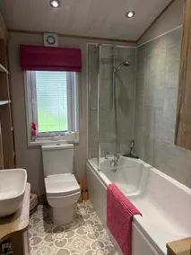 Harrogate Lodge - Sleeps4- South Facing Decking - Image 4
