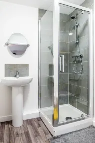 Cosy Two bedroom Apartment with Balcony - Image 3