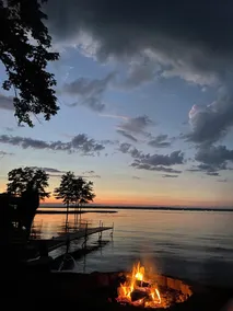 Joyau caché au bord du lac, idéal pour les grandes familles, jouer, pêcher, faire du bateau ou se détendre - Image 3