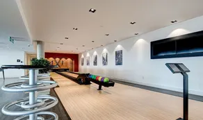 Hydropool Spa HotTub/Bowling Alley/Sauna/Patio/BBQ/Games - Gorgeous Corner Condo - Image 3