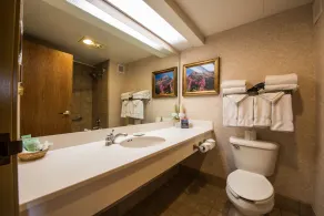 Suite spacieuse, lumineuse et confortable | Accès à la piscine, au bain à remous et au spa! - Image 3