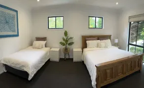 5 min drive from Terrigal Beach. Modern apartment. - Image 3