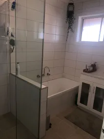 BRIGHT TOWNHOUSE, WALK EVERYWHERE - Image 2