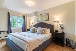 Colorful downtown condo, 2 bedrooms, king bed - Image 3
