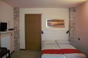 villatrecariole för 2 med pool och utsikt över bergen och sjön - Image 5