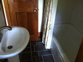 Sunny , cozy 1-bedroom, wooded, private, central Island location, close to ocean - Image 4