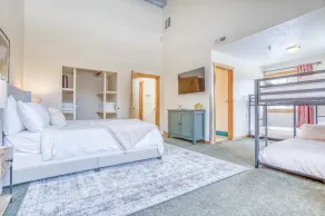 Government Camp Lodge with Hot Tub and Room for the Whole Family! - Image 4