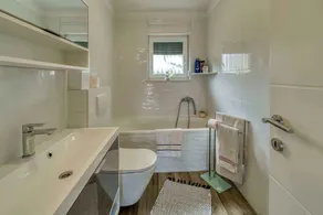 Holiday apartment with balcony and sea view - Image 4
