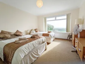 11 Shorecroft -  a family house that sleeps 8 guests  in 3 bedrooms - Image 4