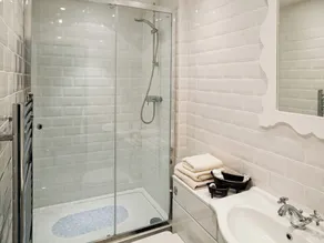 A lovely, modern apartment just 350 yards from the beach. - Image 2