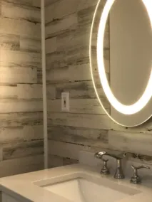 Gorgeous Freshly Remodeled Resort Home Steps From Lake - Image 3