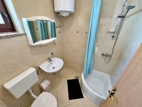 Holiday apartment with balcony and sea view - Image 2