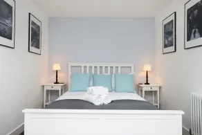 JOIVY Contemporary Royal Mile Apartment with Balcony - Image 5