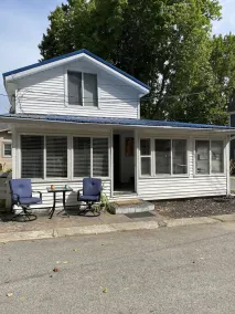 Beautiful cozy cottage 1 block from the lake and Oakwood hotel.  - Image 5