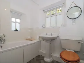 MAYFLY COTTAGE, character holiday cottage in Coln St Aldwyns - Image 2