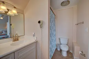\"Mo & Anita\" OCEANFRONT HOT TUB! 5 chambres / 4. 5 salles de bains acceptant les animaux de compagnie à Surf City, NC - Image 3