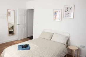 AIRY AND BRIGHT MASTER BEDROOM NEAR MERCURE HOTEL - Image 2