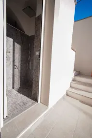 New cozy detached villa in the center of the village of Nerano parking space - Image 2