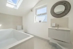 Brook House - Image 4