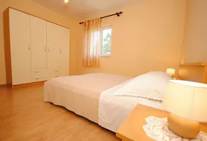 Serenade apartment with bay view - Image 4
