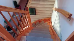 Cabane en rondins sur le lac avec cheminée, jardin, terrasse, bateau, et beaucoup de nature - Image 2