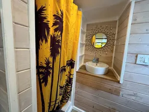 Stand de sauveteur jaune - petite maison avec WiFi gratuit - Image 2