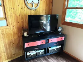 Cozy quaint cabin tucked back in the woods- Secluded, private - couples getaway - Image 3