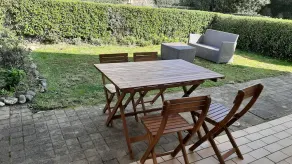 Large 2-room apartment with small garden, private parking, shops on foot, 1 km from the gulf - Image 4