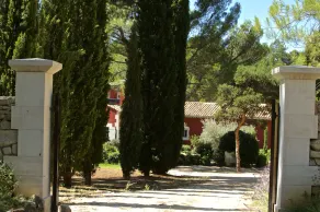 Beautiful Provencal property in the Luberon in the massive Ochre - Image 4