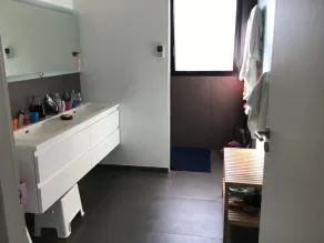 family home with pool - Image 4