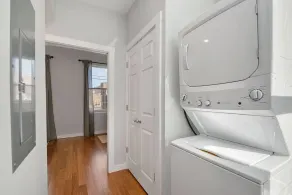 OTR off Vine St, Lux Queen Bed, Wifi, Smart TV, Sleeps 3ppl, 3rd Fl - Image 2