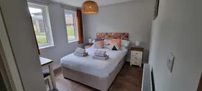 Lodge-Ensuite mit Dusche-Blick auf die Landschaft-Owl Dog Friendly - Image 5