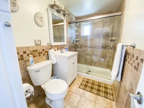\"SEASHELL\" 4 Bedroom Home  Steps from Lake Erie Sleeps 13 - Image 3