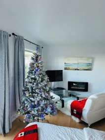 Entire Suite,Ocean,mountain view,jacuzzi in the Suite,next to Mount Maxwell park - Image 4
