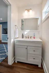 Beautiful Renovated Townhome w/parking - Image 4