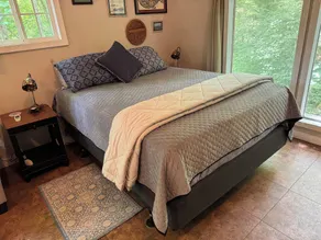Cozy cabin getaway with hot-tub under stars! - Image 4