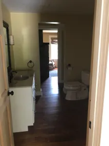 Bellamente renovada casa de campo de 1840 en la ruta del vino del lago Keuka. - Image 3
