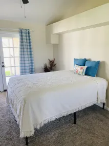 Ranch Style free standing 1 bedroom home with its own yard and view - Image 3