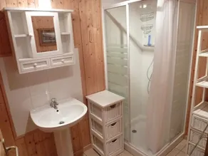 Chalet 3 étoiles avec grande terrasse dans un cadre verdoyant - Image 3