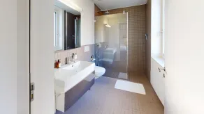 Spacious apartment with mountain view - Image 4