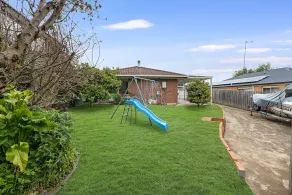 Pet Friendly 3 bedroom house with large backyard - Image 5