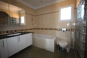 Superbe villa climatisée clôturée, WIFI, 3 km de la mer, 4 belles chambres, piscine privée sur les hauteurs du village LXTOU21 - Image 3