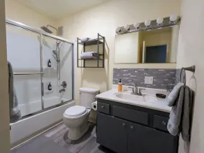 Centrally Located 2BR: Mins to Airport, Full Kitchen, WiFi & On-Site Laundry. - Image 3