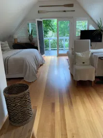 BIRDSONG <br>Stylish private couples loft with water glimpses through the treetops. - Image 4