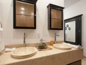 Entire Home 6 Beds Sleeps 10 Pool Jacuzzi and Gym - Image 3