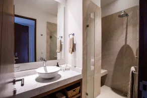 Top-Floor 2BR w/ Skyline Views, Pool & Gym - Image 5